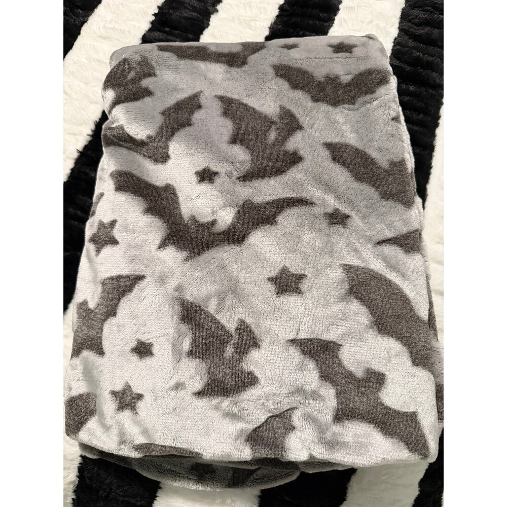 Cozy Soft Gray Bats & Stars Halloween Throw Bat Blanket 70x60